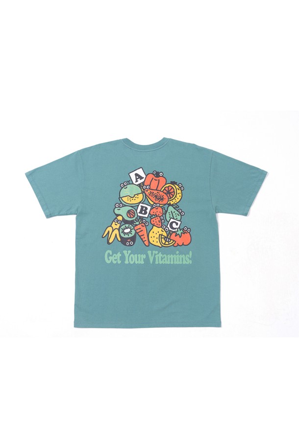 싱그러운 민트 컬러의 비타민 티셔츠 (수박)입니다. 남녀 공용으로 착용 가능하며, 봄과 여름에 어울리는 캐주얼 스타일의 반소매 티셔츠입니다. 부드러운 면 소재로 제작되어 편안한 착용감을 선사하며, 라운드넥과 루즈핏 또는 레귤러핏으로 디자인되었습니다. 수박 캐릭터 프린팅과 CRUDDY 디자인 스튜디오와의 콜라보레이션으로 유니크함을 더했습니다. THREE-NEEDLE STITCH 봉제와 이중 스티치 마감, 프린팅 라벨 적용으로 꼼꼼하게 제작되었습니다.
