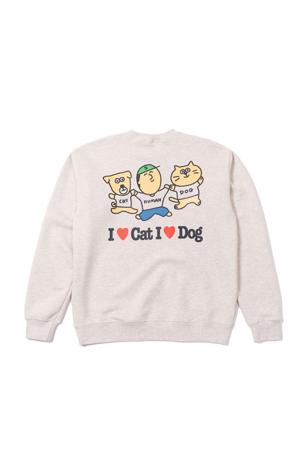 사랑스러운 고양이와 강아지 캐릭터 디자인이 돋보이는 "아이러브 캣 & 독" 스웻셔츠입니다. 오트밀 헤더 컬러의 부드러운 면과 폴리에스터 혼방 소재로 제작되어 편안한 착용감을 선사합니다. 루즈핏으로 제작되어 편안하게 입을 수 있으며, 라운드넥과 긴 소매 기장으로 간절기부터 겨울까지 따뜻하게 착용 가능합니다. 플랫심 스티치 마감으로 깔끔함을 더했으며, 흡습 및 속건 기능으로 쾌적함을 유지해 줍니다. 집콕룩, 산책룩 등 캐주얼하고 미니멀한 스타일을 연출하기에 좋은 아이템입니다.
