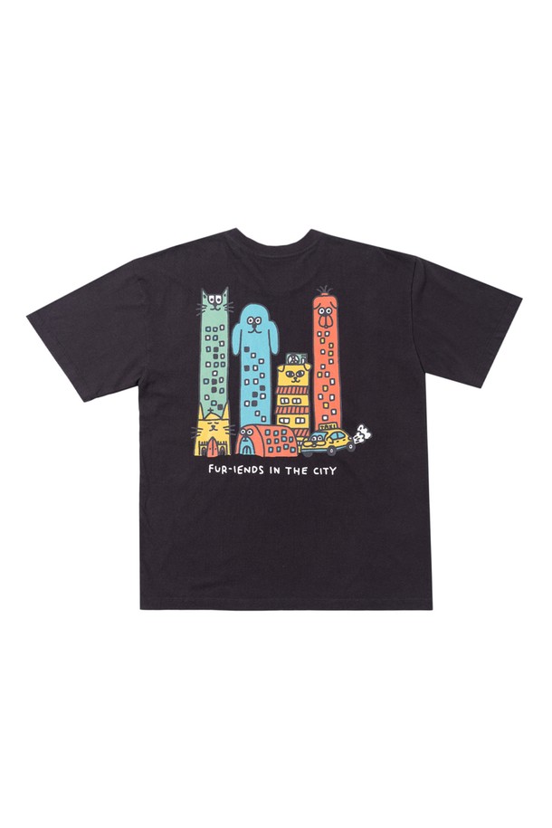 "퍼-랜드" 티셔츠 (젯 블랙)는 부드러운 면 소재로 제작되어 편안한 착용감을 선사합니다. 라운드넥에 오버핏 또는 릴랙스핏으로 연출하여 캐주얼, 미니멀, 스트리트 스타일을 모두 소화할 수 있습니다. 얇은 두께감으로 봄, 여름 시즌에 적합하며, 고품질 러버 프린트와 캐릭터 패턴으로 포인트를 더했습니다. 반소매 디자인과 삼봉 스티치 어깨 마감, 이중 스티치 소매단 및 밑단 마감으로 튼튼하게 제작되었습니다. 산책룩이나 집콕룩 등 다양한 TPO에 활용 가능합니다.
