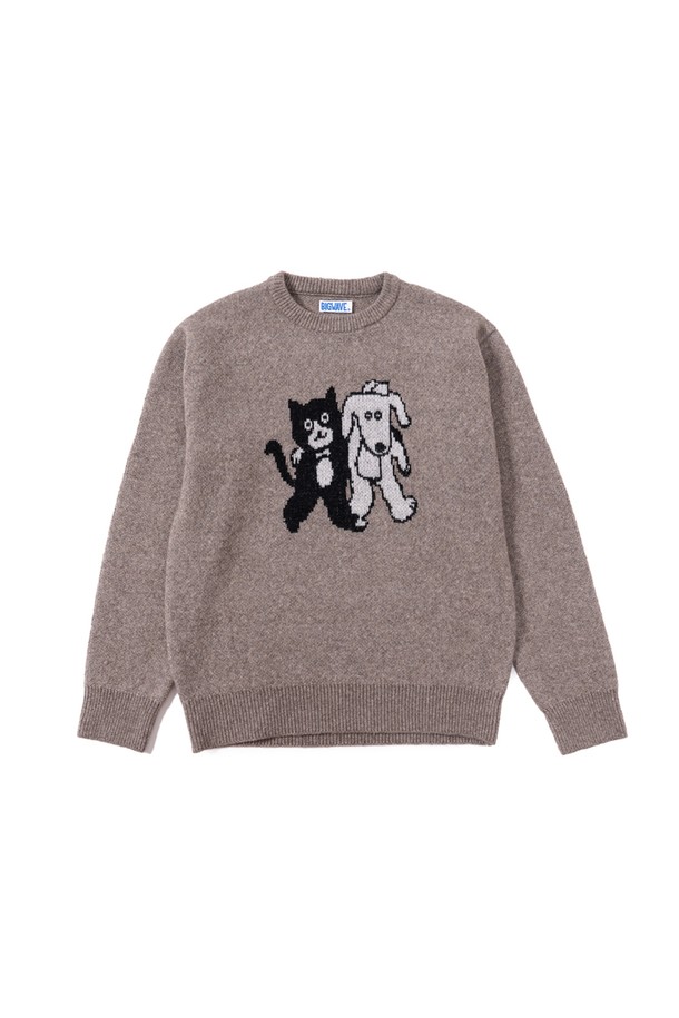 미야오 & 우프 니트 (파인 우드)는 부드러운 촉감의 울 혼방 소재로 제작되어 가을, 겨울철 따뜻하게 입을 수 있는 남녀 공용 니트입니다. 귀여운 미야오와 우프 캐릭터 자카드 패턴이 돋보이며, 오버핏 또는 레귤러핏으로 캐주얼한 스타일을 연출합니다. 라운드넥에 긴 소매 기장, 두꺼운 두께감으로 포근함을 더했습니다. 데이트룩, 모임룩 등 다양한 TPO에 활용 가능하며, 캐주얼, 클래식, 미니멀 스타일을 즐겨 입는 분들께 추천합니다. 입체적인 텍스처와 브라운 컬러의 조화가 세련된 분위기를 자아냅니다.
