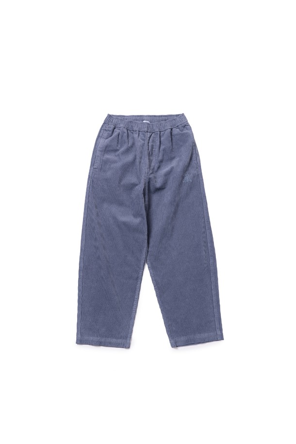 도그 워커 코듀로이 팬츠 (블루)는 부드러운 촉감의 코듀로이 소재로 제작되어 가을, 겨울 시즌에 따뜻하게 착용하기 좋은 긴바지입니다. 캐주얼, 클래식, 미니멀 스타일을 모두 소화할 수 있으며, 출근룩으로도 활용 가능한 디자인입니다. 톤 다운된 블루 컬러의 무지 디자인으로, 다양한 상의와 쉽게 매치할 수 있습니다. 두께감 있는 코듀로이 소재는 포근함을 더하며, 편안한 착용감을 선사합니다.
