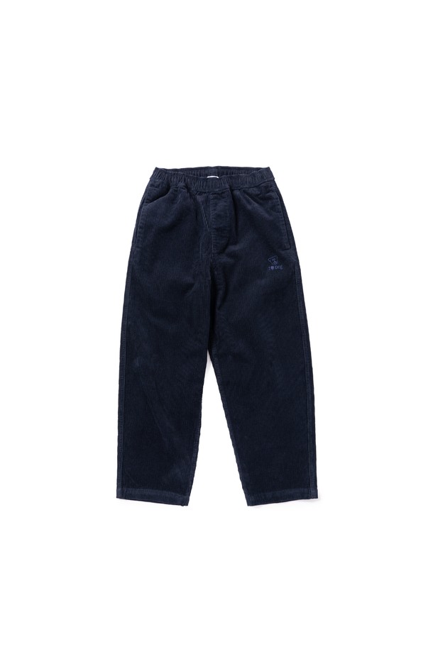 도그 워커 코듀로이 팬츠 (네이비)는 가을, 겨울철 일상과 출근, 산책룩에 모두 잘 어울리는 남성용 바지입니다. 부드러운 촉감의 두꺼운 코듀로이 소재로 제작되어 따뜻하고 편안한 착용감을 선사합니다. 베이직하고 캐주얼한 스타일로 다양한 상의와 매치하기 좋으며, 레귤러핏으로 편안한 활동성을 보장합니다. 허리 밴딩 처리와 실용적인 포켓 디테일이 더해져 실용성을 높였습니다. 톤 다운된 네이비 컬러로, 어떤 룩에도 자연스럽게 스며들어 세련된 스타일을 연출할 수 있습니다.

