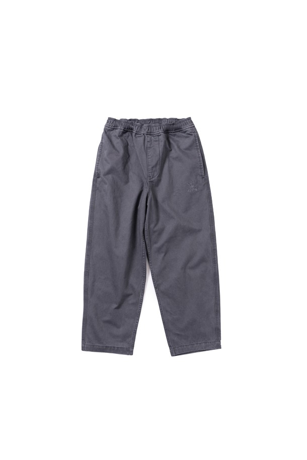 도그 워커 코튼팬츠 (슬레이트)는 남성을 위한 숏 기장의 면 소재 바지입니다. 봄, 여름, 가을 세 계절 모두 착용 가능하며, 레귤러핏으로 편안한 착용감을 선사합니다. 얇은 두께감과 부드러운 촉감으로 제작되어 산책룩, 여행룩, 캐주얼, 미니멀, 클래식 스타일을 연출하기 좋습니다. 무지 디자인에 밴딩 처리와 포켓 디테일이 더해져 실용성을 높였습니다. 
