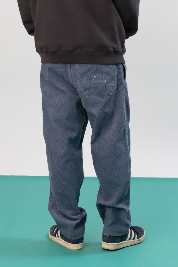 도그 워커 코듀로이 팬츠 (블루)는 부드러운 촉감의 코듀로이 소재로 제작되어 가을, 겨울 시즌에 따뜻하게 착용하기 좋은 긴바지입니다. 캐주얼, 클래식, 미니멀 스타일을 모두 소화할 수 있으며, 출근룩으로도 활용 가능한 디자인입니다. 톤 다운된 블루 컬러의 무지 디자인으로, 다양한 상의와 쉽게 매치할 수 있습니다. 두께감 있는 코듀로이 소재는 포근함을 더하며, 편안한 착용감을 선사합니다.
