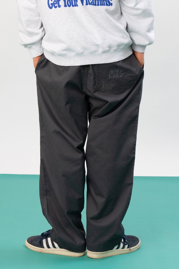 도그 워커 코튼팬츠 (슬레이트)는 남성을 위한 숏 기장의 면 소재 바지입니다. 봄, 여름, 가을 세 계절 모두 착용 가능하며, 레귤러핏으로 편안한 착용감을 선사합니다. 얇은 두께감과 부드러운 촉감으로 제작되어 산책룩, 여행룩, 캐주얼, 미니멀, 클래식 스타일을 연출하기 좋습니다. 무지 디자인에 밴딩 처리와 포켓 디테일이 더해져 실용성을 높였습니다. 
