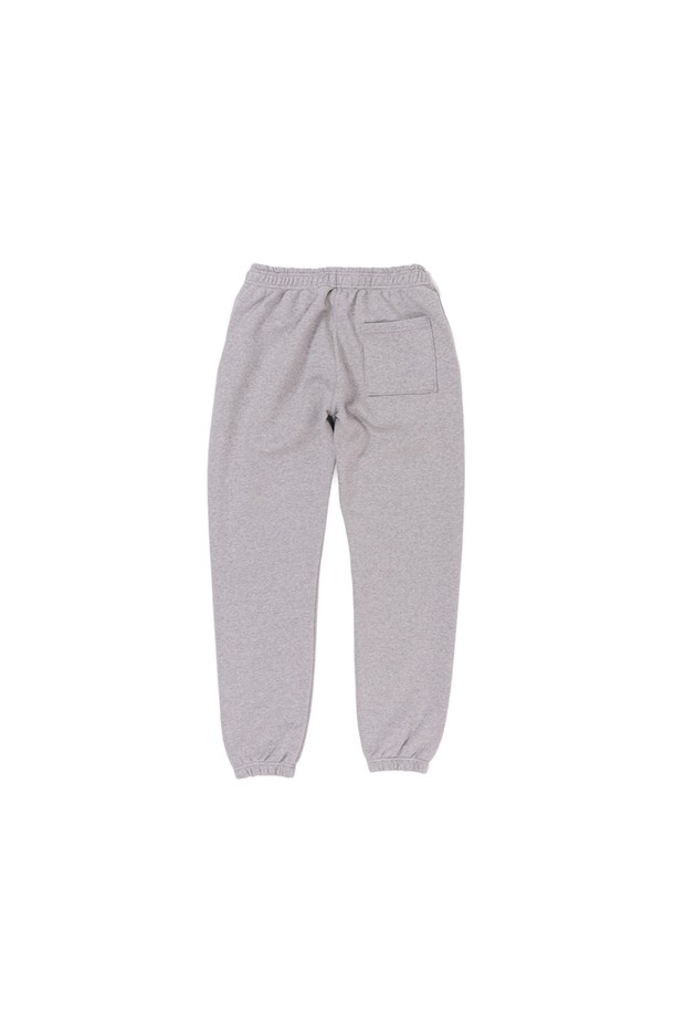 **스트레칭 펭귄 스웻팬츠 (스포츠 그레이)**

부드러운 면과 폴리에스터 혼방 소재로 제작되어 편안한 착용감을 선사하는 스트레칭 펭귄 스웻팬츠입니다. 스포츠 그레이 컬러에 펭귄 그래픽 디자인이 포인트로 더해져 캐주얼하면서도 개성 있는 스타일을 연출합니다. 밴딩 처리된 허리와 루즈핏 디자인으로 활동성을 높였으며, 일상 및 운동 시 편안하게 착용하기 좋습니다. 사계절 내내 활용 가능한 두께감에 3중 바늘 스티치 공법으로 내구성을 강화했습니다. 집콕룩, 산책룩 등 다양한 TPO에 맞춰 스포티하고 미니멀한 스타일을 완성해보세요.
