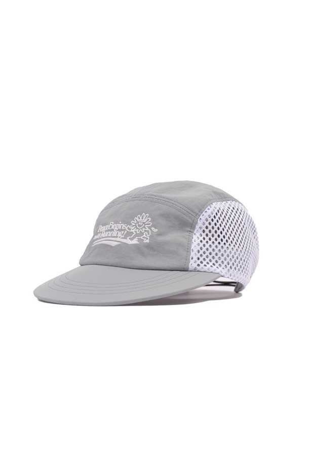 피스 러너스 캡 (그레이)은 러닝 및 아웃도어 활동에 적합한 공용 캡모자입니다. 얇고 통기성이 뛰어난 나일론, 폴리에스테르 혼방 소재로 제작되어 봄, 여름, 가을철 쾌적하게 착용 가능하며, 메쉬 패널과 속건 기능으로 활동성을 높였습니다. 미니멀하고 스포티한 디자인에 사이즈 조절 스트링, 립스탑 나일론, EVA 브림 등의 디테일을 더해 기능성과 스타일을 동시에 잡았습니다.
