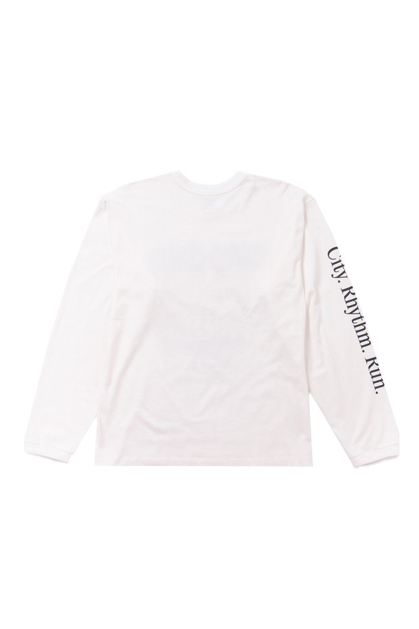 오프 화이트 색상의 시티 런 긴팔 티셔츠입니다. 남녀 공용으로, 러닝, 운동, 일상에서 활용하기 좋은 아이템입니다. 부드러운 면 소재로 제작되어 여름철에도 시원하게 착용 가능하며, 레귤러핏 또는 오버핏으로 편안한 착용감을 선사합니다. 스포티, 캐주얼, 미니멀 스타일을 모두 소화하며, THREE-NEEDLE STITCH 기법으로 내구성을 높였습니다. 고급 나염 기법의 프린팅과 뒤틀림이 적은 원사를 사용하여 퀄리티를 높였으며, 라운드넥, 긴소매 디자인으로 러닝룩, 휴가룩, 여행룩 등 다양한 TPO에 맞춰 코디할 수 있습니다.
