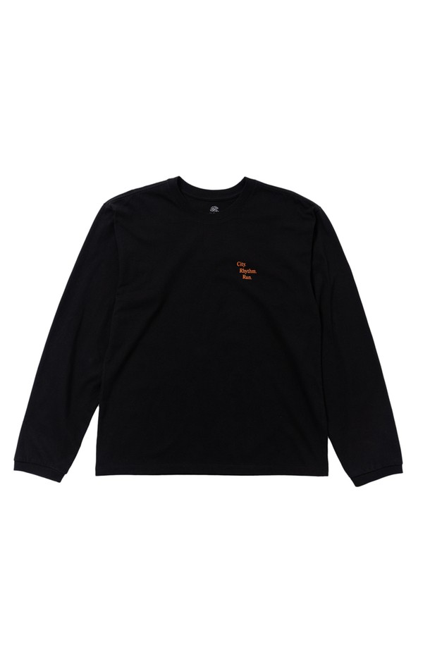 시티 런 긴팔 티셔츠 (블랙)는 러닝, 일상, 피트니스 활동에 적합한 남녀 공용 긴팔 티셔츠입니다. 부드러운 면 소재로 제작되어 얇고 가벼운 착용감을 제공하며, 봄, 여름 시즌에 활용하기 좋습니다. 오버핏 또는 루즈핏으로 편안하게 착용할 수 있으며, 라운드넥 디자인에 블랙 컬러, 스포티하고 캐주얼한 스타일을 연출합니다. THREE-NEEDLE STITCH 공법과 고품질 러버 프린팅, 프린팅 라벨 디자인으로 마감하여 내구성과 디자인 완성도를 높였습니다. 흡습 기능이 있어 쾌적하게 활동할 수 있습니다.
