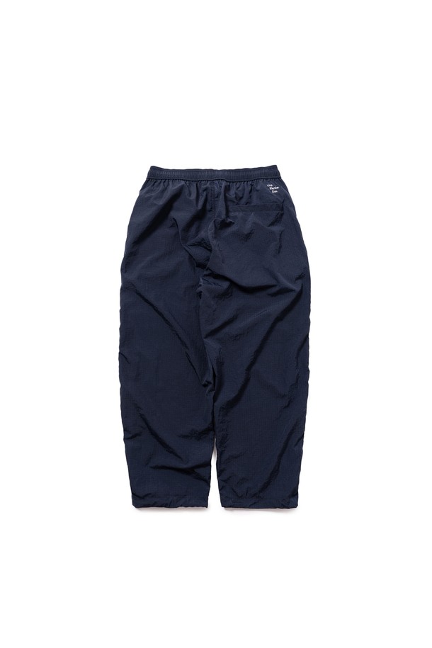 클라우드 러너 팬츠 (네이비)는 러닝과 피트니스 활동에 적합한 여성 및 남성용 긴바지입니다. 스포티한 스타일의 이 바지는 사계절 내내 착용 가능하며, 얇은 두께감과 오버핏 또는 레귤러핏으로 편안한 착용감을 제공합니다. 내구성이 강화된 더블 립스탑 원단과 자수 디테일이 특징이며, 세탁 후에도 형태가 유지됩니다. 밴딩 처리로 활동성을 높였으며, 미니멀한 디자인과 스퀘어 패턴이 돋보입니다.
