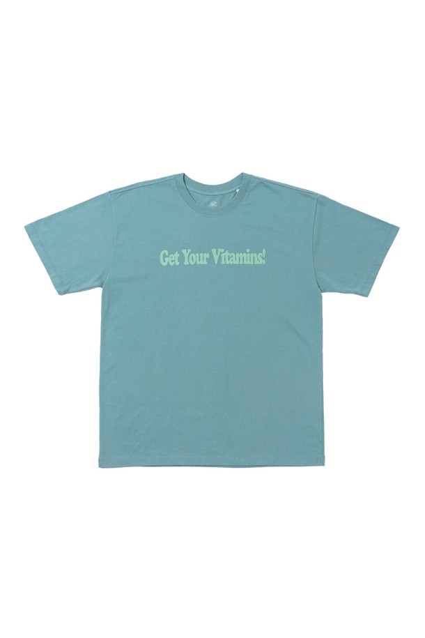 싱그러운 민트 컬러의 비타민 티셔츠 (수박)입니다. 남녀 공용으로 착용 가능하며, 봄과 여름에 어울리는 캐주얼 스타일의 반소매 티셔츠입니다. 부드러운 면 소재로 제작되어 편안한 착용감을 선사하며, 라운드넥과 루즈핏 또는 레귤러핏으로 디자인되었습니다. 수박 캐릭터 프린팅과 CRUDDY 디자인 스튜디오와의 콜라보레이션으로 유니크함을 더했습니다. THREE-NEEDLE STITCH 봉제와 이중 스티치 마감, 프린팅 라벨 적용으로 꼼꼼하게 제작되었습니다.

