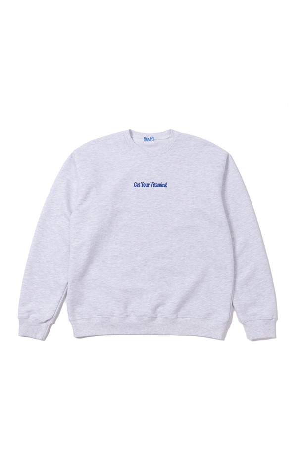 "비타민 스웻셔츠 (1% 멜란지)"는 2025 F/W 시즌, CRUDDY 디자인 스튜디오와의 콜라보레이션을 통해 탄생한 남녀 공용 스웻셔츠입니다. 부드러운 촉감의 면, 폴리에스테르 혼방 소재로 제작되어 흡습 및 속건 기능이 뛰어나 쾌적한 착용감을 선사합니다. 플랫심 스티치 공법과 러버프린트 기법으로 완성된 과일 모티프 디자인은 캐주얼, 미니멀, 스트리트 스타일을 모두 아우르는 매력을 발산합니다. 오버핏, 릴랙스핏의 넉넉한 핏과 라운드넥 디자인으로 편안한 착용감을 제공하며, 일상, 집콕룩, 산책룩 등 다양한 TPO에 활용 가능합니다.
