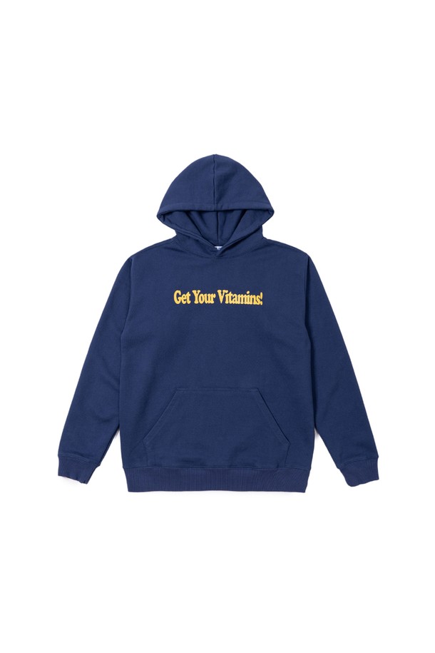 **비타민 후드티 (퍼플 네이비)**

캐주얼, 스트릿, 시티보이 스타일을 위한 비타민 후드티입니다. 봄, 가을, 겨울 모두 착용 가능하며, 두꺼운 두께감으로 따뜻함을 더합니다. 면과 폴리에스테르 혼방 소재로 제작되어 부드러운 촉감을 선사합니다. 플랫심 스티치 공법과 Good Energy 프로젝트 그래픽, CRUDDY 디자인 스튜디오 콜라보, 러버 프린트 기법, 과일 테마 아트워크가 돋보입니다. 오버핏과 루즈핏으로 편안하게 착용 가능하며, 캠핑룩과 산책룩에 활용하기 좋습니다.
