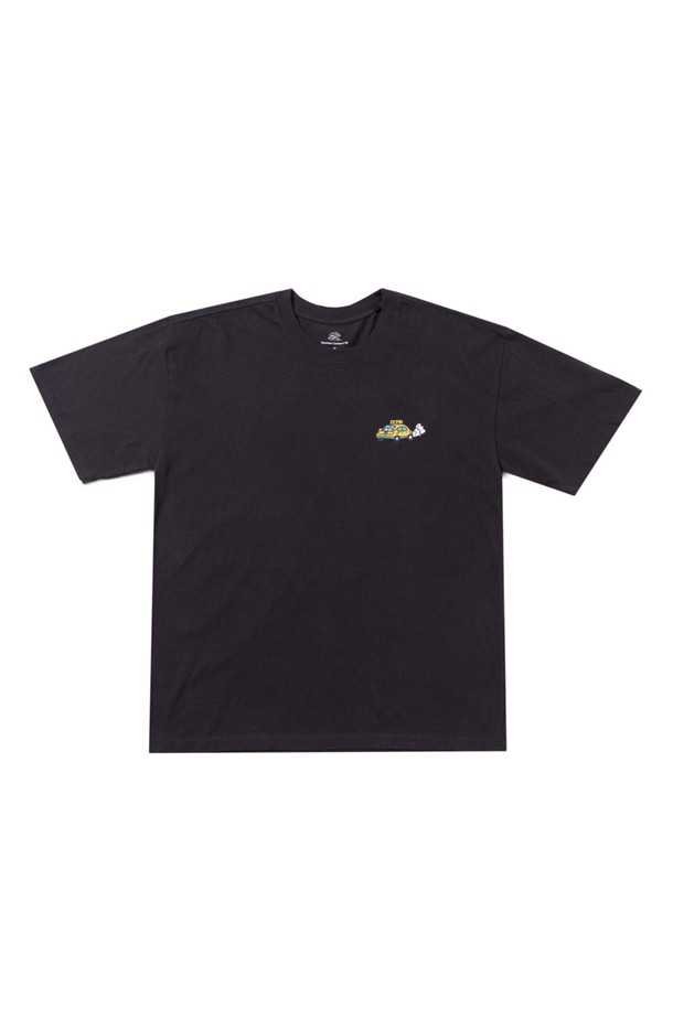 "퍼-랜드" 티셔츠 (젯 블랙)는 부드러운 면 소재로 제작되어 편안한 착용감을 선사합니다. 라운드넥에 오버핏 또는 릴랙스핏으로 연출하여 캐주얼, 미니멀, 스트리트 스타일을 모두 소화할 수 있습니다. 얇은 두께감으로 봄, 여름 시즌에 적합하며, 고품질 러버 프린트와 캐릭터 패턴으로 포인트를 더했습니다. 반소매 디자인과 삼봉 스티치 어깨 마감, 이중 스티치 소매단 및 밑단 마감으로 튼튼하게 제작되었습니다. 산책룩이나 집콕룩 등 다양한 TPO에 활용 가능합니다.
