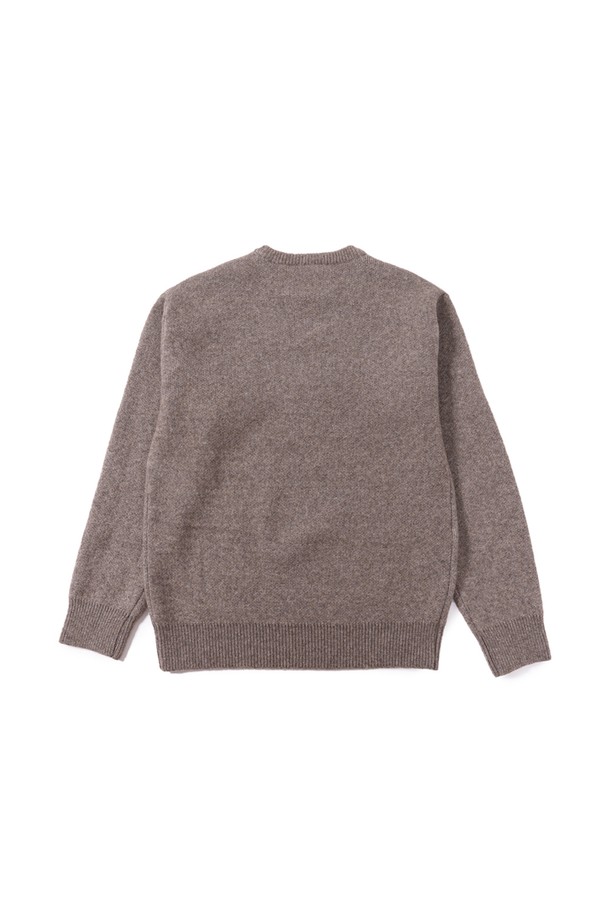 미야오 & 우프 니트 (파인 우드)는 부드러운 촉감의 울 혼방 소재로 제작되어 가을, 겨울철 따뜻하게 입을 수 있는 남녀 공용 니트입니다. 귀여운 미야오와 우프 캐릭터 자카드 패턴이 돋보이며, 오버핏 또는 레귤러핏으로 캐주얼한 스타일을 연출합니다. 라운드넥에 긴 소매 기장, 두꺼운 두께감으로 포근함을 더했습니다. 데이트룩, 모임룩 등 다양한 TPO에 활용 가능하며, 캐주얼, 클래식, 미니멀 스타일을 즐겨 입는 분들께 추천합니다. 입체적인 텍스처와 브라운 컬러의 조화가 세련된 분위기를 자아냅니다.
