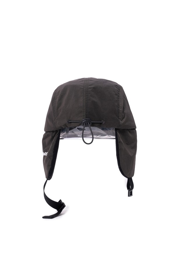 **아이러브 캣/독 귀돌이모자 (블랙)**

쌀쌀한 겨울, 당신의 산책룩을 책임질 아이러브 캣/독 귀돌이모자 (블랙)입니다. 나일론과 폴리에스테르 혼방 소재로 제작되어 부드러운 촉감과 뛰어난 보온성을 자랑합니다. 깊은 모자 깊이와 귀덮개 사이즈 확대로 더욱 따뜻하게 착용할 수 있으며, 방수 기능까지 갖춰 눈, 비 오는 날에도 안심하고 사용할 수 있습니다. 빈티지 스톤워싱 처리와 플리스 안감, 그리고 싱가포르 디자인 스튜디오 CRUDDY와의 콜라보레이션으로 디자인 완성도를 높였습니다. 캐주얼, 미니멀, 클래식 스타일의 산책룩에 매치하여 개성 있는 스타일을 연출해 보세요.
