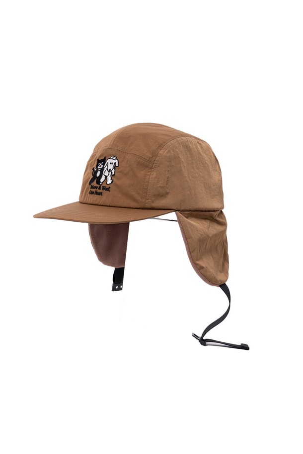 미야오 & 우프(MIAOU & OUF) 귀돌이모자 (탄)은 겨울철 추위로부터 아이들을 따뜻하게 보호해 주는 모자입니다. 부드러운 촉감의 나일론과 폴리에스테르 소재로 제작되었으며, 특히 빈티지 스톤워싱 가공과 내부 플리스 안감으로 보온성을 높였습니다. 귀를 덮는 디자인과 스트랩 디테일로 활동적인 아이들도 편안하게 착용할 수 있으며 사이즈 조절이 가능합니다. 싱가포르 디자인 스튜디오 CRUDDY와의 콜라보레이션으로 탄생한, 캐릭터 자수 패턴이 돋보이는 캐주얼하고 클래식한 디자인입니다. 산책룩, 여행룩 등 다양한 스타일에 매치하여 겨울철 스타일을 완성해보세요.
