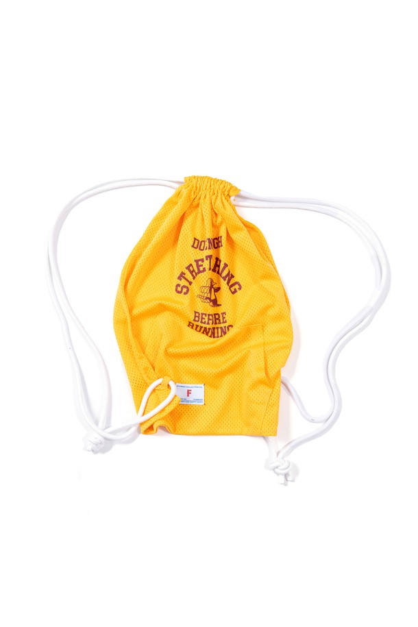 머스타드 컬러의 STRETCHING WITH PENGUINS 스트링백은 펭귄 스트레칭 디자인과 선명한 러버 프린트가 특징입니다. 폴리에스테르 소재로 제작되어 가볍고 내구성이 뛰어나며, 세탁 후에도 색상이 유지됩니다. 러닝, 여행, 일상, 비치 등 다용도로 활용 가능한 미디엄 사이즈의 사각 스트링백입니다.
