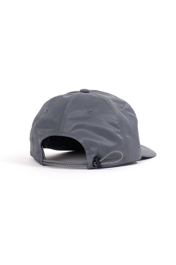 PACIFIC NYLON WIDE CAP은 해저 테마 캐릭터 디자인과 PACIFIC WITH TURTLE 그래픽 자수가 돋보이는 볼캡입니다. 나일론 소재로 제작되었으며 와이드 챙과 깊이, 스트랩 조절 기능으로 편안한 착용감을 제공하며, 일상에서 봄, 여름, 가을에 활용하기 좋습니다. 매트한 촉감과 5% 커브 챙이 특징이며, 그레이 색상으로 다양한 스타일에 잘 어울립니다.
