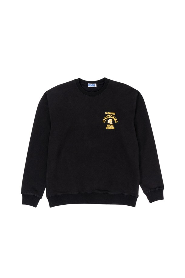 스트레칭 펭귄 스웻셔츠 (블랙)는 러닝룩과 겨울 데일리룩에 활용하기 좋은 스포티하고 캐주얼한 스타일의 상의입니다. 면과 폴리에스테르 혼방의 두꺼운 소재로 제작되어 부드러운 촉감과 흡습, 속건 기능을 제공하며 가을, 겨울 시즌에 적합합니다. 펭귄 캐릭터 디자인과 스트레칭 가이드 그래픽이 특징이며, 레귤러핏과 오버핏으로 다양한 연출이 가능합니다. 라운드넥, 긴소매 디자인에 퍼프 프린트, 러버 프린트 가공, 그리고 3침 스티치 공법으로 제작되어 내구성을 높였습니다. 남녀 모두 착용 가능하며, 일상복으로도 활용도가 높습니다.
