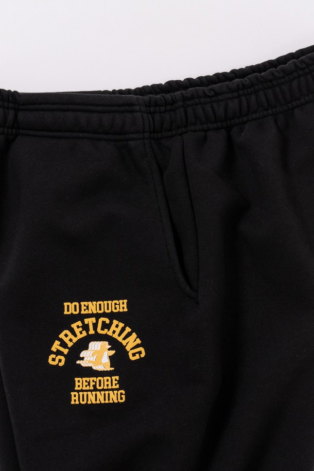 스트레칭 펭귄 스웻팬츠 (블랙)는 스포티, 캐주얼, 미니멀 스타일을 추구하는 남녀 모두를 위한 스웻팬츠입니다. 면과 폴리에스테르 혼방 소재로 제작되어 부드러운 촉감과 두꺼운 두께감을 자랑하며, 봄, 가을, 겨울 계절에 적합합니다. 펭귄 그래픽 디자인과 루즈핏으로 편안함과 개성을 동시에 잡았으며, 러닝룩, 집콕룩, 겨울 데일리룩 등 다양한 TPO에 활용할 수 있습니다. 3중 바늘 스티치 공법과 러버, 퍼프 프린팅으로 디테일을 더했으며, 허리 밴딩 처리로 편안한 착용감을 제공합니다. 긴 기장의 루즈핏으로 활동성을 높였습니다.
