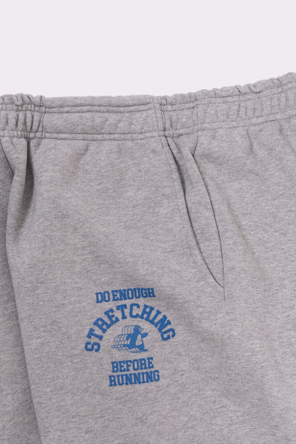 **스트레칭 펭귄 스웻팬츠 (스포츠 그레이)**

부드러운 면과 폴리에스터 혼방 소재로 제작되어 편안한 착용감을 선사하는 스트레칭 펭귄 스웻팬츠입니다. 스포츠 그레이 컬러에 펭귄 그래픽 디자인이 포인트로 더해져 캐주얼하면서도 개성 있는 스타일을 연출합니다. 밴딩 처리된 허리와 루즈핏 디자인으로 활동성을 높였으며, 일상 및 운동 시 편안하게 착용하기 좋습니다. 사계절 내내 활용 가능한 두께감에 3중 바늘 스티치 공법으로 내구성을 강화했습니다. 집콕룩, 산책룩 등 다양한 TPO에 맞춰 스포티하고 미니멀한 스타일을 완성해보세요.
