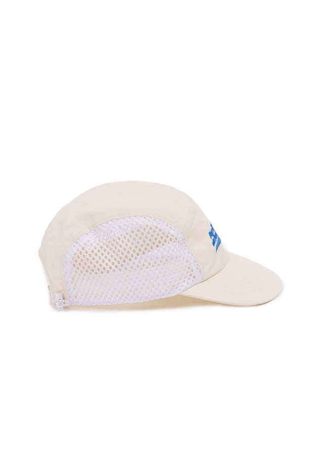 피스 러너스 캡 (크림)은 러닝과 아웃도어 활동에 최적화된 캡모자입니다. 얇고 가벼운 리프스탑 나일론 소재와 통기성이 뛰어난 메쉬 패널, 속건 기능으로 쾌적한 착용감을 선사하며, 스트레치 스트랩으로 사이즈 조절이 용이합니다. 깔끔한 크림 컬러에 로고와 자수, "RUN MORE WORRY LESS" 메시지 프린팅이 돋보이며, 스포티, 캐주얼, 미니멀 스타일을 연출하기 좋습니다.
