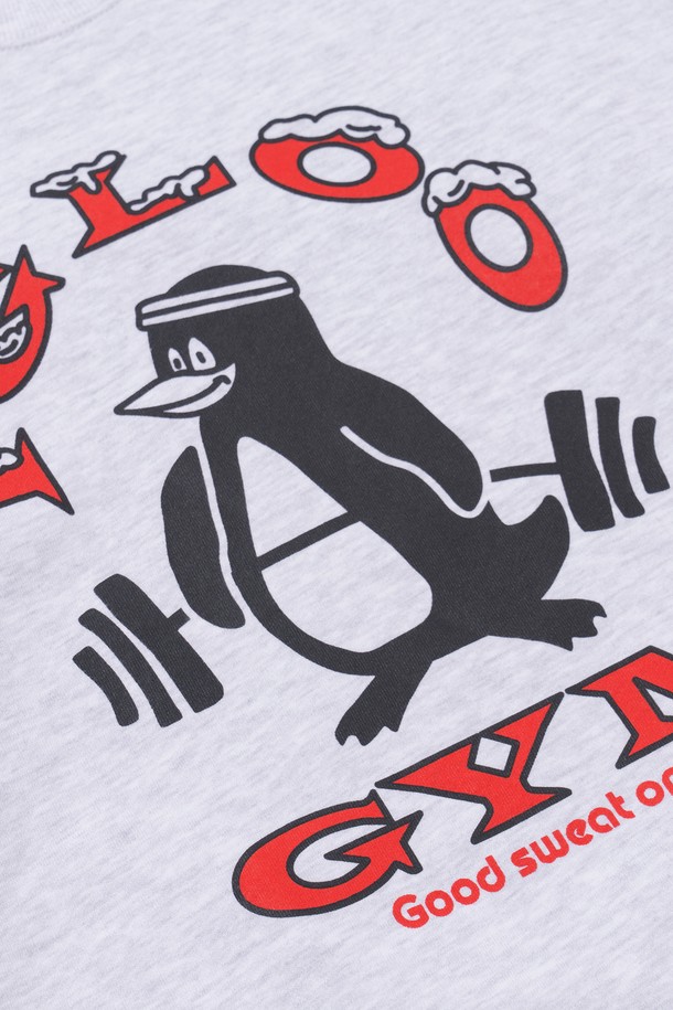 이글루 짐 스웻셔츠 (1% 멜란지)는 피트니스 활동과 일상생활 모두에 적합한 남녀 공용 스웻셔츠입니다. 부드러운 촉감의 면 70%, 폴리에스터 30% 혼방 소재로 제작되어, 봄, 가을, 겨울 따뜻하게 착용할 수 있습니다. 레귤러핏에 라운드넥 디자인, 긴소매 기장으로, 스포티하면서도 캐주얼한 스타일을 연출합니다. 특히, 라바 나염 프린트와 THREE-NEEDLE STITCH 공법이 적용되어 디자인의 완성도를 높였으며, 흡습 및 속건 기능으로 쾌적함을 유지합니다. 멜란지 컬러와 레귤러 기장으로 피트니스룩 및 겨울 데일리룩에 미니멀하게 활용하기 좋습니다.
