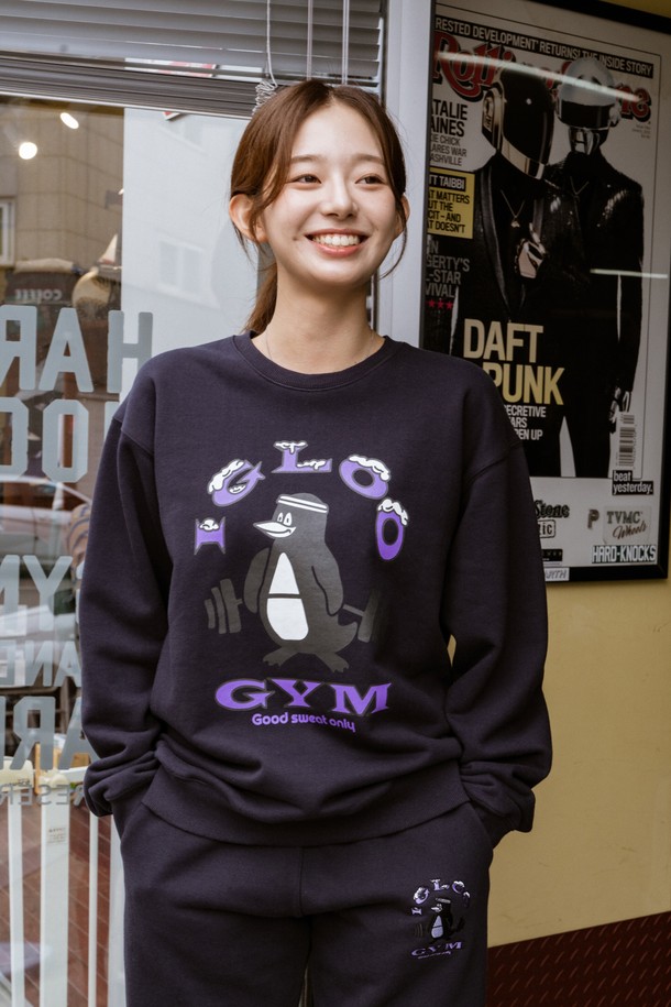 이글루 짐 스웻셔츠 (다크 네이비)는 남녀 공용으로, 피트니스 및 일상에서 모두 활용 가능한 스포티하고 캐주얼한 스타일의 스웻셔츠입니다. 두꺼운 두께감으로 봄, 가을, 겨울 시즌에 착용하기 좋으며, 부드러운 촉감을 자랑합니다. 면 70%, 폴리에스터 30% 혼방 소재에 흡습 및 속건 기능을 더해 활동성을 높였습니다. 오버핏 라운드넥 디자인에 로고 및 러버 프린트 나염, THREE-NEEDLE STITCH 공법을 사용하여 디자인 완성도를 높였습니다. 겨울 데일리룩과 피트니스룩 모두에 잘 어울리는 미니멀한 디자인의 스웻셔츠입니다.
