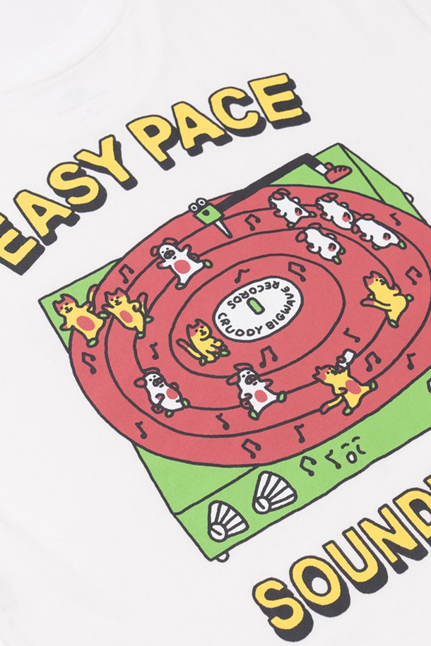 이지 페이스 티셔츠 (오프 화이트)는 남녀 모두 착용 가능한 캐주얼하고 스포티한 스타일의 티셔츠입니다. 러닝, 피트니스, 일상복으로 활용하기 좋으며, 가을, 겨울에 적합합니다. CRUDDY 디자인 스튜디오와의 콜라보레이션을 통해 완성된 'RUN FUN GYM' 테마 그래픽이 돋보입니다. 러버 프린팅 기법과 THREE-NEEDLE STITCH 공법을 사용하여 내구성을 높였으며, 프린팅 라벨로 깔끔하게 마감했습니다. 오버핏 또는 레귤러핏으로 편안하게 착용 가능하며, 라운드넥 반소매 디자인입니다.
