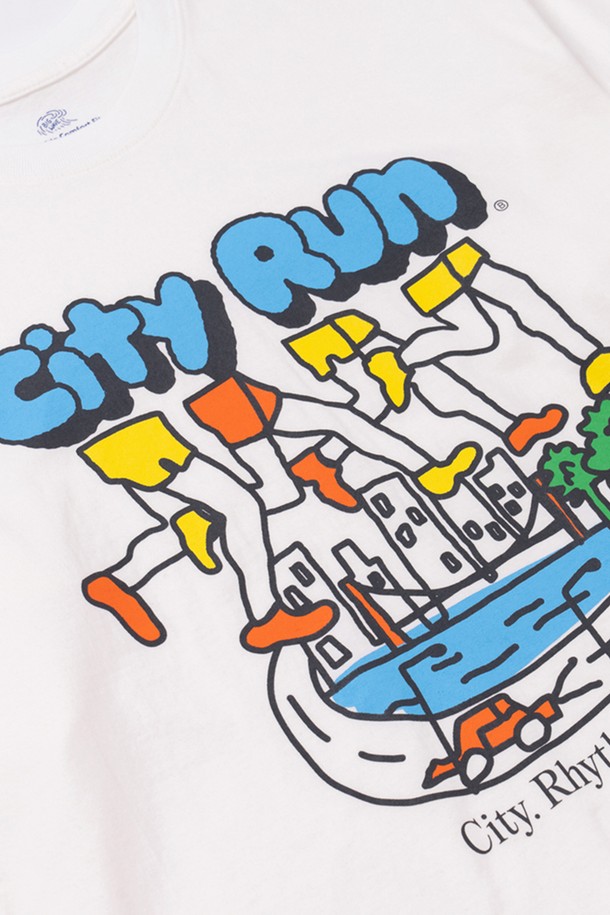 오프 화이트 색상의 시티 런 긴팔 티셔츠입니다. 남녀 공용으로, 러닝, 운동, 일상에서 활용하기 좋은 아이템입니다. 부드러운 면 소재로 제작되어 여름철에도 시원하게 착용 가능하며, 레귤러핏 또는 오버핏으로 편안한 착용감을 선사합니다. 스포티, 캐주얼, 미니멀 스타일을 모두 소화하며, THREE-NEEDLE STITCH 기법으로 내구성을 높였습니다. 고급 나염 기법의 프린팅과 뒤틀림이 적은 원사를 사용하여 퀄리티를 높였으며, 라운드넥, 긴소매 디자인으로 러닝룩, 휴가룩, 여행룩 등 다양한 TPO에 맞춰 코디할 수 있습니다.
