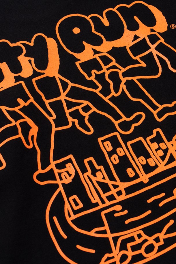 시티 런 긴팔 티셔츠 (블랙)는 러닝, 일상, 피트니스 활동에 적합한 남녀 공용 긴팔 티셔츠입니다. 부드러운 면 소재로 제작되어 얇고 가벼운 착용감을 제공하며, 봄, 여름 시즌에 활용하기 좋습니다. 오버핏 또는 루즈핏으로 편안하게 착용할 수 있으며, 라운드넥 디자인에 블랙 컬러, 스포티하고 캐주얼한 스타일을 연출합니다. THREE-NEEDLE STITCH 공법과 고품질 러버 프린팅, 프린팅 라벨 디자인으로 마감하여 내구성과 디자인 완성도를 높였습니다. 흡습 기능이 있어 쾌적하게 활동할 수 있습니다.
