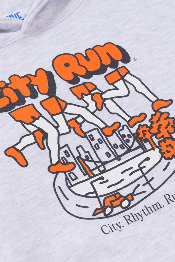 **시티 런 후디 (1% 멜란지)**는 남녀 모두 착용 가능한 스포티하고 캐주얼한 스타일의 후디입니다. 멜란지 그레이 컬러의 이 후디는 러닝, 운동 또는 일상복으로 활용하기 좋으며, 봄, 가을, 겨울 계절에 적합합니다. 부드러운 면과 폴리에스터 혼방 소재로 제작되어 흡습 및 속건 기능을 제공하며, 두꺼운 두께감으로 따뜻함을 더합니다. 러버 나염 프린트와 Three-needle stitch 봉제로 내구성을 강화했으며 형태 유지력이 우수합니다. 오버핏 또는 레귤러핏으로 편안하게 착용할 수 있으며, 긴 소매와 후드 디자인이 특징입니다.
