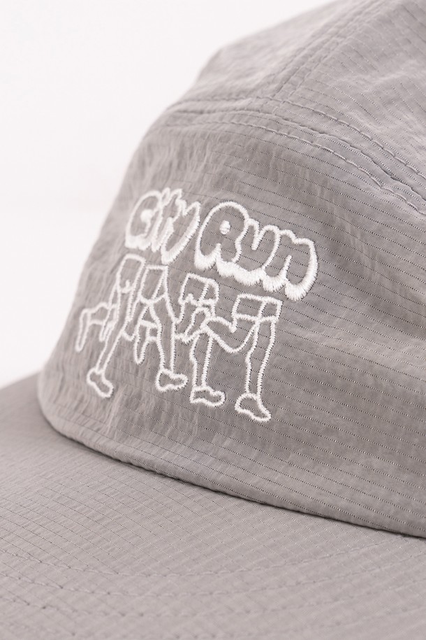 시티 러너스 캡 (그레이)은 러닝, 일상, 야간 활동에 적합한 모자입니다. 가볍고 통기성이 우수한 나일론 소재로 제작되었으며, 부드러운 촉감을 자랑합니다. 반사 기능을 갖춰 야간 활동 시 안전성을 높였으며, EVA 폼 챙으로 편안한 착용감을 제공합니다. 흡습, 속건 기능으로 쾌적함을 유지하며, 무광 면사 자수 로고 디자인이 돋보입니다. 스포티, 캐주얼, 미니멀 스타일의 러닝룩과 산책룩에 매치하기 좋습니다.
