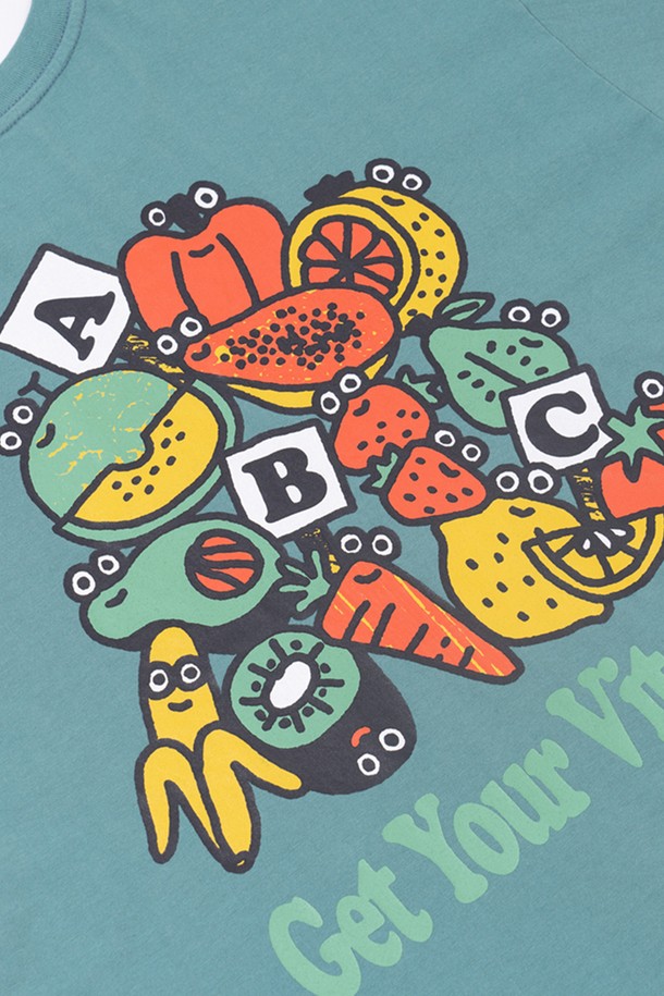 싱그러운 민트 컬러의 비타민 티셔츠 (수박)입니다. 남녀 공용으로 착용 가능하며, 봄과 여름에 어울리는 캐주얼 스타일의 반소매 티셔츠입니다. 부드러운 면 소재로 제작되어 편안한 착용감을 선사하며, 라운드넥과 루즈핏 또는 레귤러핏으로 디자인되었습니다. 수박 캐릭터 프린팅과 CRUDDY 디자인 스튜디오와의 콜라보레이션으로 유니크함을 더했습니다. THREE-NEEDLE STITCH 봉제와 이중 스티치 마감, 프린팅 라벨 적용으로 꼼꼼하게 제작되었습니다.
