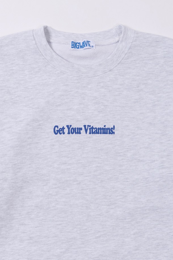 "비타민 스웻셔츠 (1% 멜란지)"는 2025 F/W 시즌, CRUDDY 디자인 스튜디오와의 콜라보레이션을 통해 탄생한 남녀 공용 스웻셔츠입니다. 부드러운 촉감의 면, 폴리에스테르 혼방 소재로 제작되어 흡습 및 속건 기능이 뛰어나 쾌적한 착용감을 선사합니다. 플랫심 스티치 공법과 러버프린트 기법으로 완성된 과일 모티프 디자인은 캐주얼, 미니멀, 스트리트 스타일을 모두 아우르는 매력을 발산합니다. 오버핏, 릴랙스핏의 넉넉한 핏과 라운드넥 디자인으로 편안한 착용감을 제공하며, 일상, 집콕룩, 산책룩 등 다양한 TPO에 활용 가능합니다.
