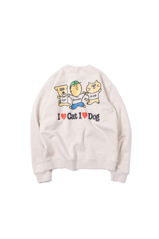 사랑스러운 고양이와 강아지 캐릭터 디자인이 돋보이는 "아이러브 캣 & 독" 스웻셔츠입니다. 오트밀 헤더 컬러의 부드러운 면과 폴리에스터 혼방 소재로 제작되어 편안한 착용감을 선사합니다. 루즈핏으로 제작되어 편안하게 입을 수 있으며, 라운드넥과 긴 소매 기장으로 간절기부터 겨울까지 따뜻하게 착용 가능합니다. 플랫심 스티치 마감으로 깔끔함을 더했으며, 흡습 및 속건 기능으로 쾌적함을 유지해 줍니다. 집콕룩, 산책룩 등 캐주얼하고 미니멀한 스타일을 연출하기에 좋은 아이템입니다.
