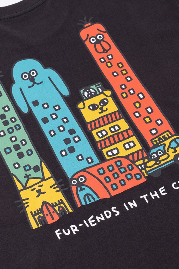 "퍼-랜드" 티셔츠 (젯 블랙)는 부드러운 면 소재로 제작되어 편안한 착용감을 선사합니다. 라운드넥에 오버핏 또는 릴랙스핏으로 연출하여 캐주얼, 미니멀, 스트리트 스타일을 모두 소화할 수 있습니다. 얇은 두께감으로 봄, 여름 시즌에 적합하며, 고품질 러버 프린트와 캐릭터 패턴으로 포인트를 더했습니다. 반소매 디자인과 삼봉 스티치 어깨 마감, 이중 스티치 소매단 및 밑단 마감으로 튼튼하게 제작되었습니다. 산책룩이나 집콕룩 등 다양한 TPO에 활용 가능합니다.
