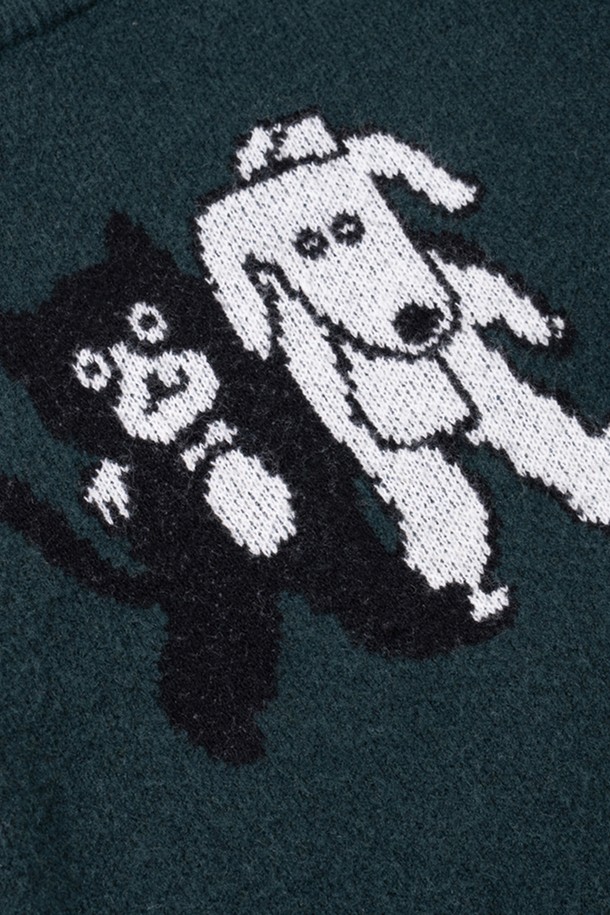 미야오 & 우프 니트 (다크 그린)는 부드러운 니트 소재로 제작되어 포근한 착용감을 선사합니다. 톤 다운된 다크 그린 컬러와 귀여운 캐릭터 자수 디테일이 돋보이는 캐주얼 니트입니다. 루즈핏으로 편안하게 착용 가능하며, 가을, 겨울 시즌 데일리룩에 활용하기 좋습니다. 라운드넥과 긴소매 디자인으로 어떤 스타일에도 쉽게 매치할 수 있으며, 두께감이 있어 따뜻하게 입을 수 있습니다. 남녀 공용으로 착용 가능하여 커플룩으로도 추천합니다.
