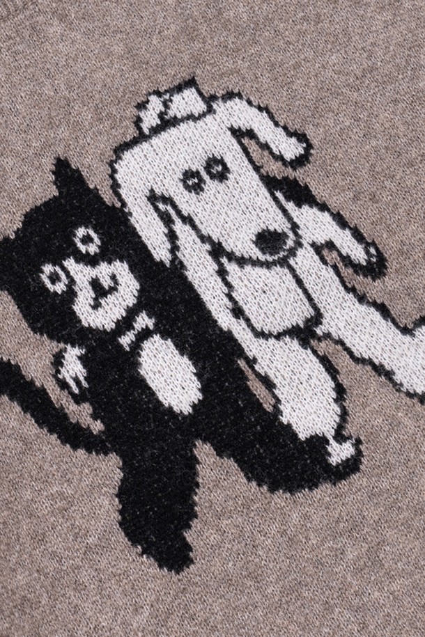 미야오 & 우프 니트 (파인 우드)는 부드러운 촉감의 울 혼방 소재로 제작되어 가을, 겨울철 따뜻하게 입을 수 있는 남녀 공용 니트입니다. 귀여운 미야오와 우프 캐릭터 자카드 패턴이 돋보이며, 오버핏 또는 레귤러핏으로 캐주얼한 스타일을 연출합니다. 라운드넥에 긴 소매 기장, 두꺼운 두께감으로 포근함을 더했습니다. 데이트룩, 모임룩 등 다양한 TPO에 활용 가능하며, 캐주얼, 클래식, 미니멀 스타일을 즐겨 입는 분들께 추천합니다. 입체적인 텍스처와 브라운 컬러의 조화가 세련된 분위기를 자아냅니다.
