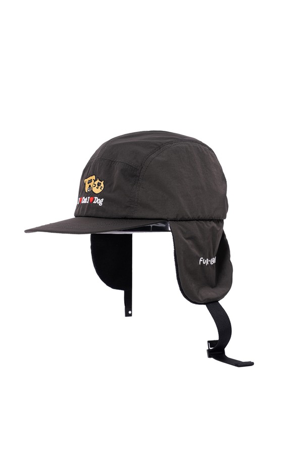 **아이러브 캣/독 귀돌이모자 (블랙)**

쌀쌀한 겨울, 당신의 산책룩을 책임질 아이러브 캣/독 귀돌이모자 (블랙)입니다. 나일론과 폴리에스테르 혼방 소재로 제작되어 부드러운 촉감과 뛰어난 보온성을 자랑합니다. 깊은 모자 깊이와 귀덮개 사이즈 확대로 더욱 따뜻하게 착용할 수 있으며, 방수 기능까지 갖춰 눈, 비 오는 날에도 안심하고 사용할 수 있습니다. 빈티지 스톤워싱 처리와 플리스 안감, 그리고 싱가포르 디자인 스튜디오 CRUDDY와의 콜라보레이션으로 디자인 완성도를 높였습니다. 캐주얼, 미니멀, 클래식 스타일의 산책룩에 매치하여 개성 있는 스타일을 연출해 보세요.
