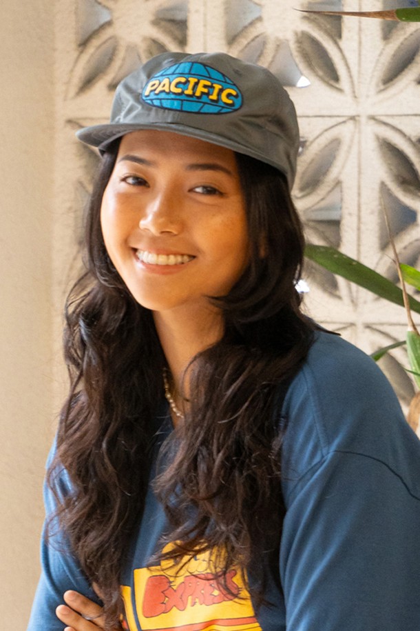 PACIFIC NYLON WIDE CAP은 해저 테마 캐릭터 디자인과 PACIFIC WITH TURTLE 그래픽 자수가 돋보이는 볼캡입니다. 나일론 소재로 제작되었으며 와이드 챙과 깊이, 스트랩 조절 기능으로 편안한 착용감을 제공하며, 일상에서 봄, 여름, 가을에 활용하기 좋습니다. 매트한 촉감과 5% 커브 챙이 특징이며, 그레이 색상으로 다양한 스타일에 잘 어울립니다.
