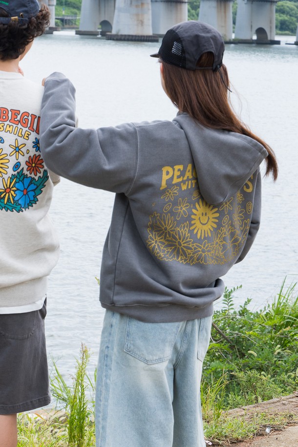 피스 어게인 그래픽 후드집업(라이트 슬레이트)은 면 70%와 폴리에스터 30% 혼방 소재로 제작되어 부드러운 촉감과 두꺼운 두께감으로 겨울철 따뜻함을 선사합니다. 캐주얼, 스포티 스타일의 오버핏과 루즈핏으로 편안한 착용감을 제공하며, 그래픽 프린트와 피그먼트 워싱 처리로 유니크한 디자인을 더했습니다. 고내구성, 내마모성, 빠른 수분 흡수 기능으로 겨울 데일리룩, 집콕룩, 산책룩 등 다양한 TPO에 활용하기 좋습니다.
