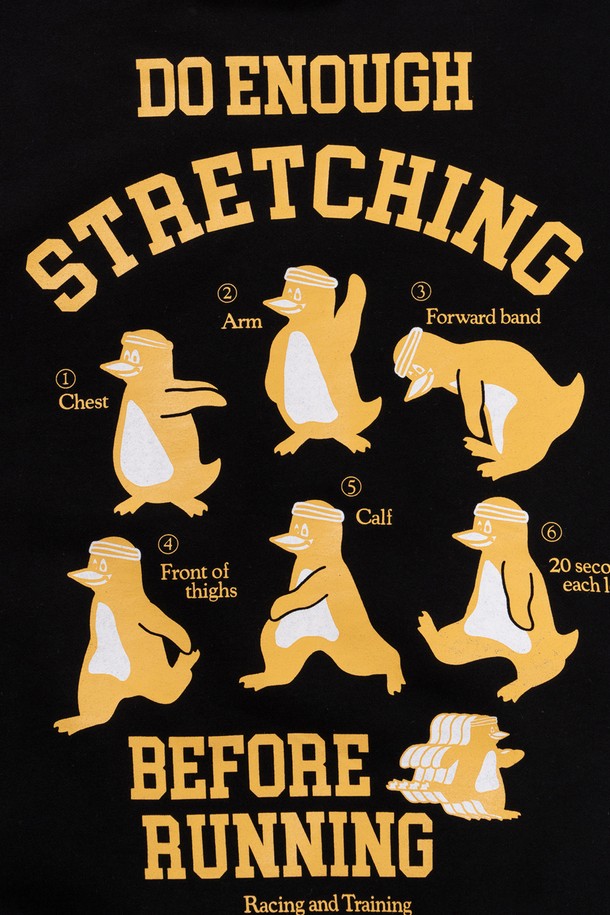 스트레칭 펭귄 스웻셔츠 (블랙)는 러닝룩과 겨울 데일리룩에 활용하기 좋은 스포티하고 캐주얼한 스타일의 상의입니다. 면과 폴리에스테르 혼방의 두꺼운 소재로 제작되어 부드러운 촉감과 흡습, 속건 기능을 제공하며 가을, 겨울 시즌에 적합합니다. 펭귄 캐릭터 디자인과 스트레칭 가이드 그래픽이 특징이며, 레귤러핏과 오버핏으로 다양한 연출이 가능합니다. 라운드넥, 긴소매 디자인에 퍼프 프린트, 러버 프린트 가공, 그리고 3침 스티치 공법으로 제작되어 내구성을 높였습니다. 남녀 모두 착용 가능하며, 일상복으로도 활용도가 높습니다.
