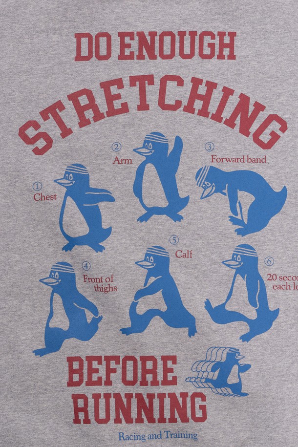 **스트레칭 펭귄 스웻셔츠 (스포츠 그레이)**는 러닝룩과 겨울 데일리룩에 모두 잘 어울리는 스포티하고 캐주얼한 스타일의 상의입니다. 면과 폴리에스테르 혼방의 두꺼운 소재로 제작되어 부드러운 촉감을 제공하며, 흡습 및 속건 기능으로 쾌적함을 유지합니다. 긴 소매와 레귤러 핏, 라운드넥 디자인으로 편안한 착용감을 선사하며, 귀여운 펭귄 캐릭터와 발포 및 라바 나염 프린팅이 특징입니다. 이 제품은 여성 및 남성 모두 착용 가능하며, THREE-NEEDLE STITCH 봉제로 튼튼하게 제작되었습니다.
