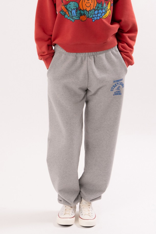 **스트레칭 펭귄 스웻팬츠 (스포츠 그레이)**

부드러운 면과 폴리에스터 혼방 소재로 제작되어 편안한 착용감을 선사하는 스트레칭 펭귄 스웻팬츠입니다. 스포츠 그레이 컬러에 펭귄 그래픽 디자인이 포인트로 더해져 캐주얼하면서도 개성 있는 스타일을 연출합니다. 밴딩 처리된 허리와 루즈핏 디자인으로 활동성을 높였으며, 일상 및 운동 시 편안하게 착용하기 좋습니다. 사계절 내내 활용 가능한 두께감에 3중 바늘 스티치 공법으로 내구성을 강화했습니다. 집콕룩, 산책룩 등 다양한 TPO에 맞춰 스포티하고 미니멀한 스타일을 완성해보세요.
