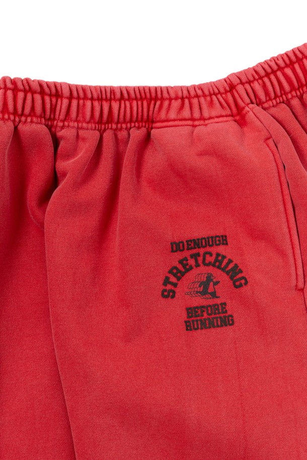 레드 컬러의 스트레칭 펭귄 우먼 스웻팬츠는 면과 폴리에스테르 혼방 소재로 제작되어 부드러운 촉감을 선사하며, 흡습 및 속건 기능으로 쾌적한 착용감을 제공합니다. 밴딩 처리된 허리와 THREE-NEEDLE STITCH 공법, 러버/퍼프 프린트, 피그먼트 워싱 등의 디테일이 돋보이는 스포티 & 캐주얼 스타일로, 운동, 일상, 집콕 등 다양한 TPO에 활용하기 좋습니다. 편안함과 스타일을 모두 갖춘 이 팬츠는 사계절 내내 활용 가능한 실용적인 아이템입니다.
