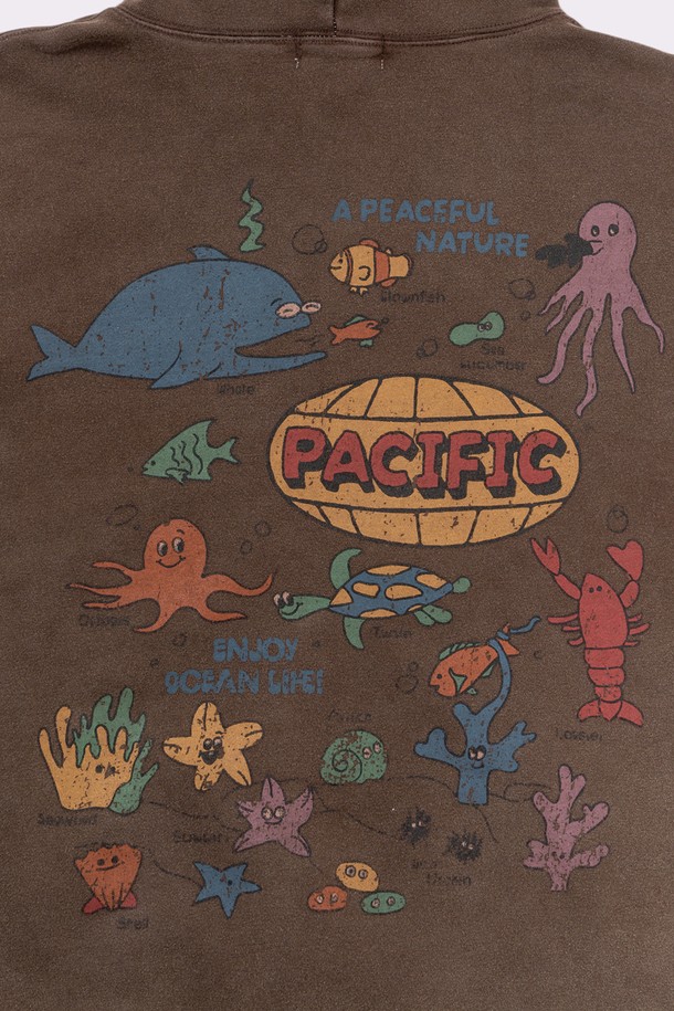 인조이 오션 라이프 후드티 (브라운)는 부드러운 면과 폴리에스테르 혼방 소재로 제작되어 편안한 착용감을 선사합니다. 앞뒤 해양 생물 테마의 그래픽 프린트와 크랙 기법이 돋보이며, 릴랙스핏과 두꺼운 두께감으로 캐주얼 및 스트릿 스타일을 연출하기 좋습니다. 봄, 가을, 겨울철 동네 마실룩이나 캠핑룩에 활용하기 좋은 아이템입니다.
