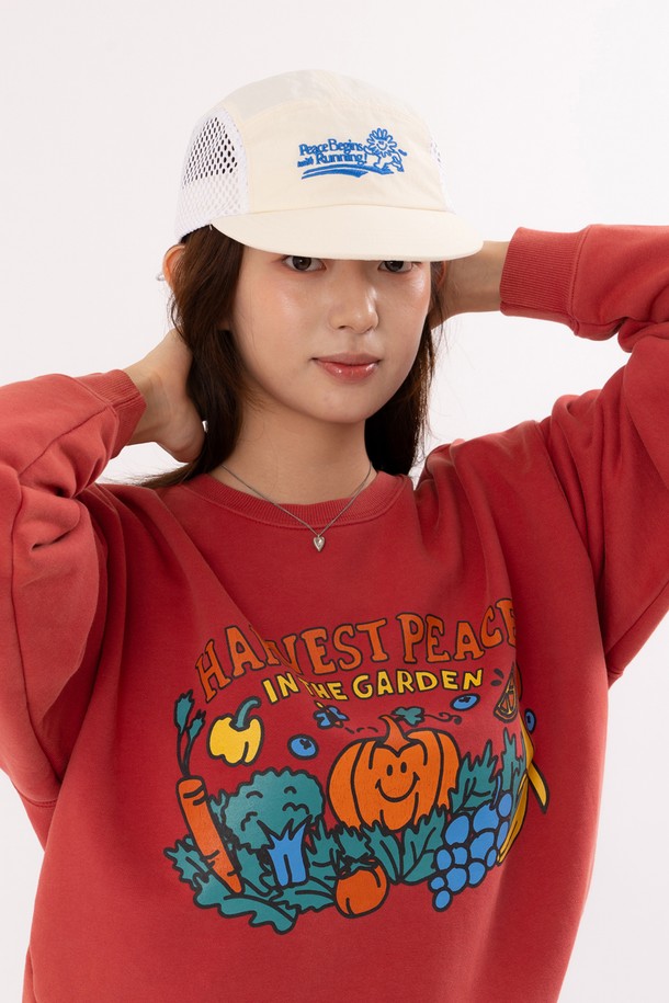 피스 러너스 캡 (크림)은 러닝과 아웃도어 활동에 최적화된 캡모자입니다. 얇고 가벼운 리프스탑 나일론 소재와 통기성이 뛰어난 메쉬 패널, 속건 기능으로 쾌적한 착용감을 선사하며, 스트레치 스트랩으로 사이즈 조절이 용이합니다. 깔끔한 크림 컬러에 로고와 자수, "RUN MORE WORRY LESS" 메시지 프린팅이 돋보이며, 스포티, 캐주얼, 미니멀 스타일을 연출하기 좋습니다.
