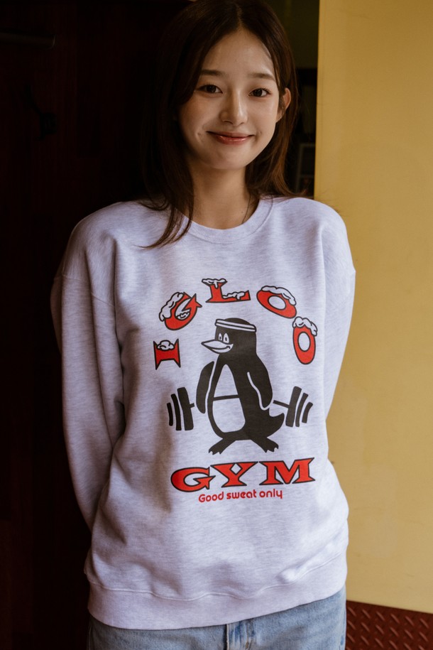 이글루 짐 스웻셔츠 (1% 멜란지)는 피트니스 활동과 일상생활 모두에 적합한 남녀 공용 스웻셔츠입니다. 부드러운 촉감의 면 70%, 폴리에스터 30% 혼방 소재로 제작되어, 봄, 가을, 겨울 따뜻하게 착용할 수 있습니다. 레귤러핏에 라운드넥 디자인, 긴소매 기장으로, 스포티하면서도 캐주얼한 스타일을 연출합니다. 특히, 라바 나염 프린트와 THREE-NEEDLE STITCH 공법이 적용되어 디자인의 완성도를 높였으며, 흡습 및 속건 기능으로 쾌적함을 유지합니다. 멜란지 컬러와 레귤러 기장으로 피트니스룩 및 겨울 데일리룩에 미니멀하게 활용하기 좋습니다.
